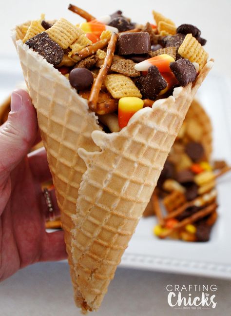 Waffle Cone Cornucopias. Fill waffle cones with scrumptious snacks to create a cornucopia treat.  A fun Thanksgiving snack! Cone Decoration Ideas, Fun Thanksgiving Snacks, Cone Decoration, Thanksgiving Sweets, Waffle Cone Recipe, Cone Dessert, Halloween Ice Cream, Thanksgiving Snacks, Dessert Waffles