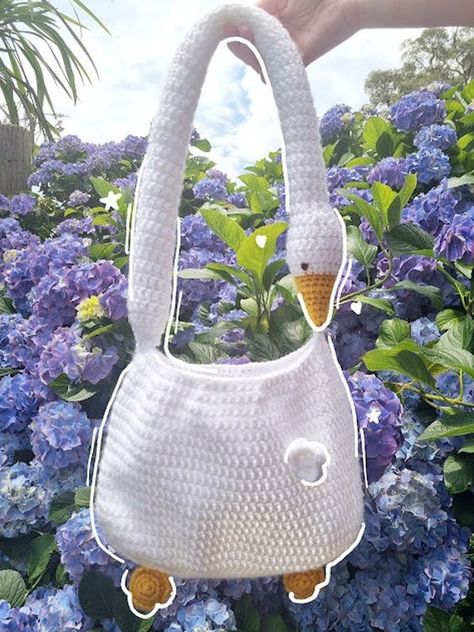 Goose Tote Bag Crochet Pattern #crochetbag #crochetbagideas #crochetclutch #crochetbeachbag #crochettotebag #crochethandbags #cutecrochetbags Crochet Mignon, Confection Au Crochet, Quick Crochet Patterns, Crochet Design Pattern, Beginner Crochet Projects, Crochet Clutch, Crochet Simple, Crochet Purse Patterns, Crochet Tote Bag