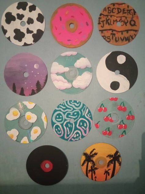 Painted Cds Aesthetic Simple, Painted Records Vinyl Easy, Paintings Mini Canvas, Cd Art Easy, Cds Art, Painting Cds, Art Painting Easy, Painted Cds, Dvd Art