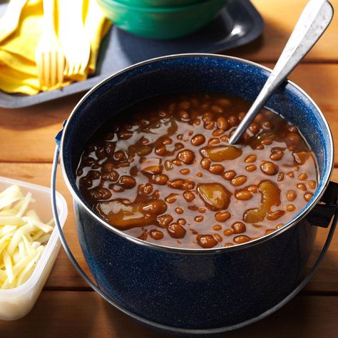 Root Beer Apple Baked Beans Recipe -All nine men in our family love roughing it outdoors. My beans with bacon and apples is a "must " to keep their outdoor energy going. —Nancy Heishman, Las Vegas, Nevada Apple Baked Beans, Apple Pie Baked Beans, Baked Beans Recipe, Boston Baked Beans, Cowboy Beans, Baked Bean Recipes, Easy Camping Meals, Campfire Food, Beans Recipe