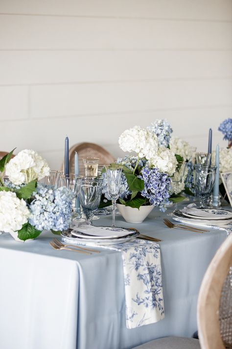 Blue White Wedding Table Decor, Dusty Blue White And Gold Wedding, Toile Tablescape, White And Blue Wedding Aesthetic, Round Table Wedding Setting, Coastal Wedding Bridal Party, Classic Wedding Tablescape, Nancy Myers Wedding Aesthetic, Chinaware Blue Wedding