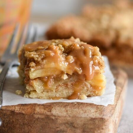 Salted Caramel Apple Crisp Bars - Dance Around the Kitchen Caramel Apple Pie Bars, Apple Pie Bars Recipe, Caramel Apple Crumble, Apple Cheesecake Bars, Caramel Apple Cheesecake Bars, Caramel Apple Bars, Caramel Apple Crisp, Pie Bar Recipes, Apple Pie Bars