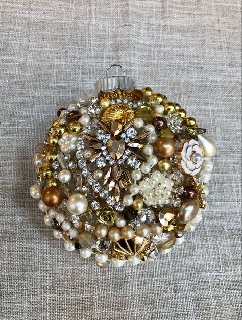 Old Jewelry Christmas Ornaments, Christmas Ordiment Diy, Pearls On Christmas Tree, Vintage Glam Christmas, Brooch Tree, Christmas Jewelry Ideas, Vintage Jewelry Christmas Tree, Jewelry Redesign, Jeweled Christmas Ornaments