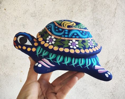 Large Vintage Colorful Ceramic Turtle Trinket Box, Guererro Mexican Pottery Tortoise with Shell Lid Pottery Tortoise, Mexican Pots, Turtle Rocks, Mexican Lifestyle, Southwestern Fashion, Clay Modelling, Turtle Rock, Ceramic Projects, Mache Art