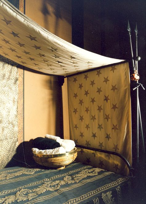 A simple, stencilled canopy of stars over a bed at Stocksfield Hall. Stencil from the 'Cover Story' collection at stenci-library.com Picture via How To Make A Tented Bed Canopy on designinspiration.typepad #stars #stencils #thestencilledhome #thestencillibrary #gold #bedcanopy #bedroomideas #nurseryideas Star Canopy Bed, Canopy Bed Stars, Celestial Canopy Bed, Half Tester Bed Canopy Diy, Star Canopy, Royal Bed Canopy, Design Creative Ideas, Creative Beds, Gothic Mansion