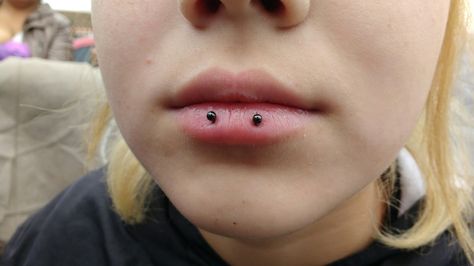 Horizontal Piercing lips Horizontal Labret Piercing, Horizontal Lip Piercing, Dream Piercings, Face Piercings, Labret Piercing, Cute Piercings, Body Piercings, Lip Piercing, Body Modifications