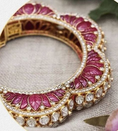 Polki Pacheli Bangles, Traditional Jewelry Rajasthani, Polki Bangles, Jewellery Designing, Indian Wedding Jewelry Sets, Bridal Necklace Designs, Diamond Pendants Designs, Bridal Jewelry Vintage, Antique Jewellery Designs