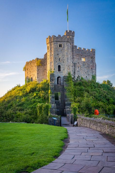 This Medeival infrastructure in Cardiff was erected in the late 11th century and mainly consists of Norman origins. The City of Cardiff is known to harbour the most number of castles to exist and was earlier recognised by the name, Caerdyf. #Cardiff #CardiffCastle # WalesTravel #CardiffTravel #WalesHoliday #WalesHolidayAesthetic Cardiff Aesthetic, Cardiff Uni, British Isles Travel, Uk Roadtrip, Wales Country, Lancaster Castle, Malory Towers, Pembroke Castle, Uk Castles