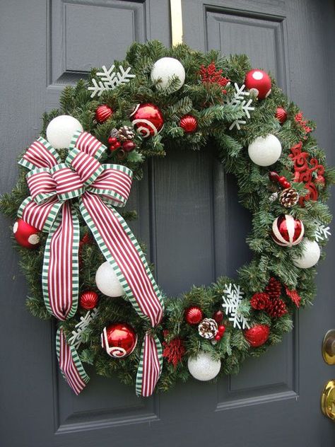 Christmas Reef, Ribbon Wreath Christmas, Jul Diy, Christmas Door Decoration, White Christmas Wreath, Elegant Christmas Decor, Fun Wreath, Evergreen Wreath, Christmas Decorations Wreaths