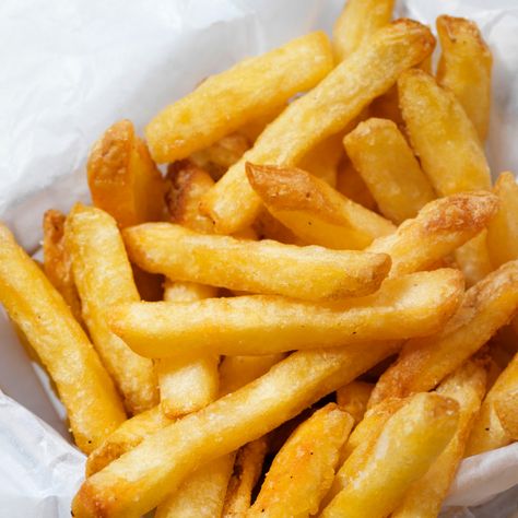 The hallmark of air fryer French fries is their crispiness. To achieve perfectly crisped fries, follow this recipe. Air Fryer Fries, Make French Fries, Air Fryer French Fries, Crispy Fry, Yukon Gold, Yukon Gold Potatoes, Burger And Fries, No Calorie Foods, Air Frying