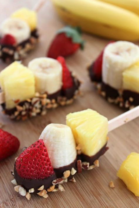 Banana Split Bites:  Prepare your skewers, freeze, then dip in chocolate and nuts for a quick and healthy Game Day dessert. Banana Split Bites, Cheap Healthy Snacks, Yogurt Bites, Cheap Healthy, Low Calorie Snacks, God Mat, Köstliche Desserts, Low Carb Snacks, Banana Split