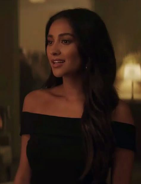 You Peach Salinger Outfit, Peach You Series, Peach Salinger Icon, Peach Salinger Aesthetic, Shay Mitchell Aesthetic, Peach Salinger, Ashley Michelle, Elizabeth Lail, Emily Fields