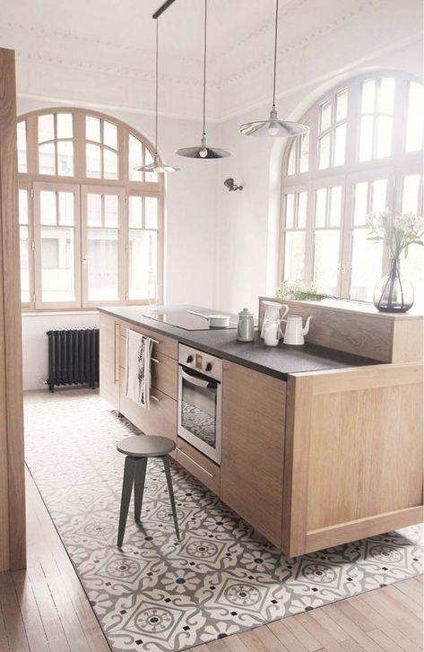 mosaic tiles under the kitchen island and light colored laminate all around Design Interior Modern, Casa Vintage, Kitchen Floor Tile, Design Del Prodotto, Wooden Kitchen, Wood Kitchen, Kitchen Tiles, Dream Homes, My New Room