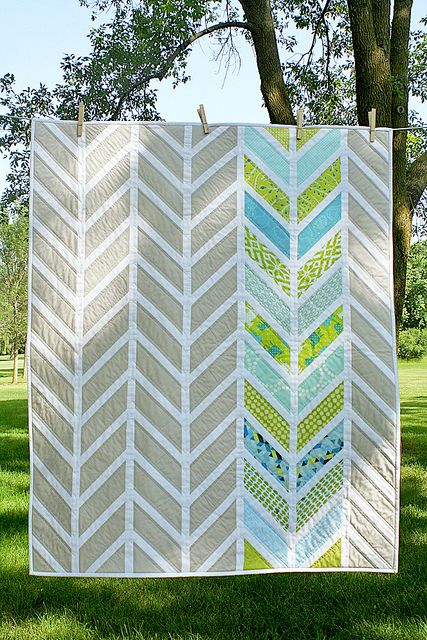 Chevron baby quilt | Flickr - Photo Sharing! Chevron Baby Quilts, Colchas Quilting, Herringbone Quilt, Quilt Modernen, Deco Originale, Chevron Quilt, Modern Quilt Patterns, Quilting Crafts, Sewing For Beginners