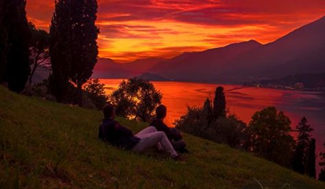 Lake Como—Bellagio - Picnic on a Hill - Double sunset Picnic On A Hill, Lake Como Bellagio, Bellagio Italy, Italy Sunset, Italian Vacation, Lake Como, Travel Stories, Italy, Lake