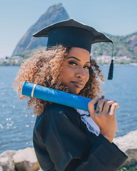 Simple Graduation Poses, Graduation Poses, College Graduate, Fotos Aesthetic, Graduation Photoshoot, Afro Girl, Graduate School, Natural Hairstyles, School College