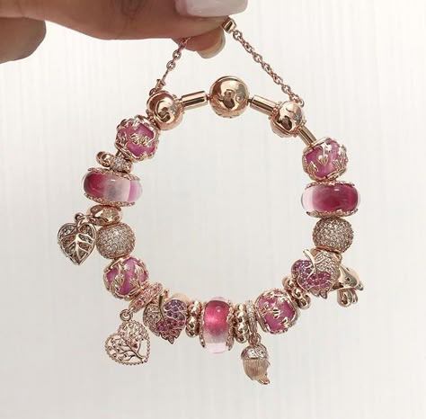 Pandora Charm Bracelet Aesthetic, Pink Pandora Bracelet, Pandora Bracelet Ideas, Pandora Bracelet Charms Ideas, Pandora Bracelet Designs, Pandora Jewelry Charms, Pandora Pink, Wrist Jewelry, Jewelry Accessories Ideas