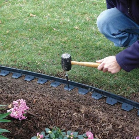 Garden Bed Edging, Metal Garden Edging, Flower Bed Edging, Landscape Curbing, Landscape Borders, Edging Ideas, Landscape Edging, Lawn Edging, Front Yard Landscaping Simple