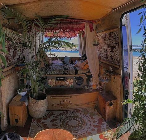 Combi Hippie, Bus Living, Kombi Home, Bus House, Campervan Life, Van Life Diy, Bus Life, Hippie Van, Van Home