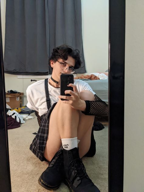 Fem Nonbinary Aesthetic, Punk Nonbinary, Fem Men Fashion, Transfem Outfits, Transfem Aesthetic, Fem Boy Fashion, Gnc Fashion, Amab Enby Fashion, Nonbinary Faceclaims