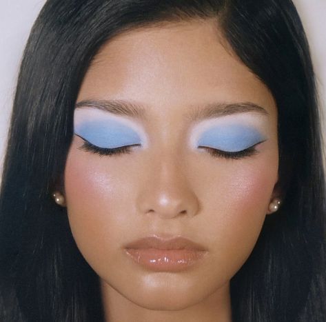 Blue Brown Eyeshadow Look, Blue Eye Makeup Blue Eyes, Soft Blue Makeup Looks Black Women, Vintage Blue Eyeshadow, Blue Makeup On Brown Eyes, Black Women Blue Eyeshadow, Blue Eyeshadow Looks Black Women, Blue And Pink Eyeshadow Looks, Easy Blue Eyeshadow Looks