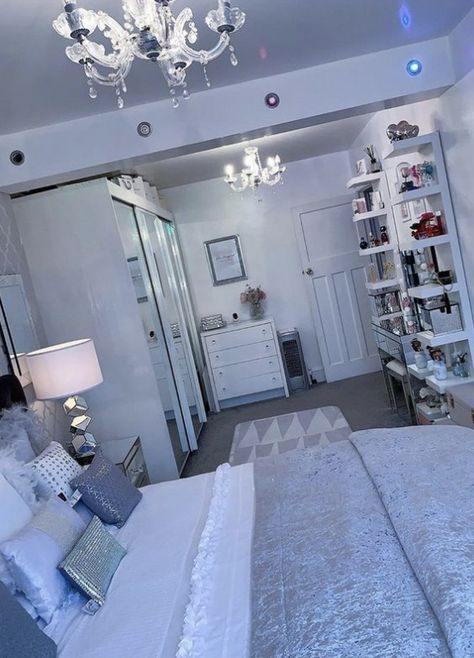 Gang Leader, Teen Bedroom Designs, Bedroom Decor For Teen Girls, Girl Bedroom Designs, Teen Room Decor, Redecorate Bedroom, Dream House Rooms, Teen Bedroom Decor, Luxury Rooms