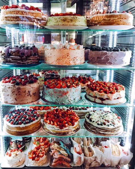 #love #cakemaking #ninagudkova #cake #instacake #beauty #goodvibes #jacksoncake #favorite #brownies #happy #worktime #style #pastrychef… Cafe Gold, Boutique Patisserie, Cakes And Desserts, Berry Cake, Different Cakes, Cake Shop, Cafe Food, Pretty Food, Food Cravings