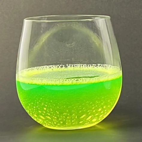 Glow in the Dark Magic Potion For Halloween - Katherine Learns Stuff! How To Make Glowing Potions, Glow In The Dark Potion Diy, Glowing Potion, Celtic Otherworld, Potion Party, Scary Halloween Decorations Diy, Potions Recipes, Bitter Lemon, Diy Glow