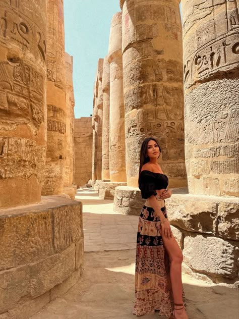 Egypt Outfits Women, Sahara Desert Outfit, Cairo Pyramids, Egypt Outfits, Shooting Pose, Desert Outfit, History Of Egypt, Safari Outfit, Nile Cruise