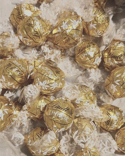 #chocolate #lindor Lindor Chocolate Aesthetic, Lindt Chocolate Aesthetic, Lindt Christmas, Lindt White Chocolate, Valentine Chocolates, Lindor Chocolate, Salted Carmel, Chocolate Bowl, Gold Candy