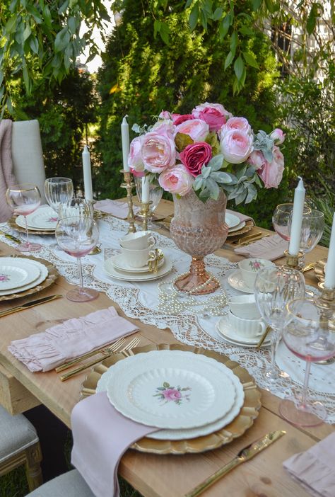 Tips for Setting a Vintage Style Tablescape Tea Party Tablescape Vintage, Simple Tea Party, Vintage High Tea, Traditional Table Setting, Table Rose, Tea Party Table, Romantic Table, Spring Tablescapes, Table Setting Decor