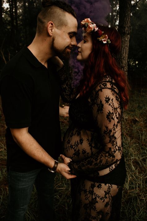 Spooky Pregnancy Photoshoot, Spooky Maternity Pictures, Witchy Maternity Photos, Halloween Maternity Photoshoot, Gender Reveal Photo Shoot, Fall Maternity Pictures, Pregnant Photoshoot, Diy Maternity Photos, Halloween Maternity