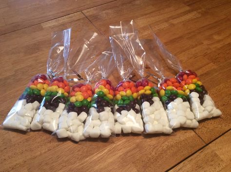 Sweet rainbow treat. Skittles, marshmallows and pretzels bags from Wiltons. These are easy to put together, once I figured out the pretzel bag is the key, and the kids loved them! Skittles Themed Birthday Party, Rainbow Pretzel Sticks, Skittles Party, Rainbow Twizzlers, Skittles Bag, Skittles Rainbow, Pretzel Bags, Rainbow Treats, Fourth Birthday