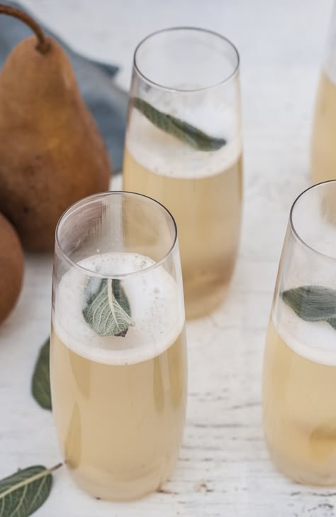 Ginger Snacks, Champagne Recipes Cocktails, Pear Ginger, Signature Cocktails Wedding, Champagne Cocktails, Winter Cocktails, Signature Cocktails, Drink Drank Drunk, Champagne Cocktail