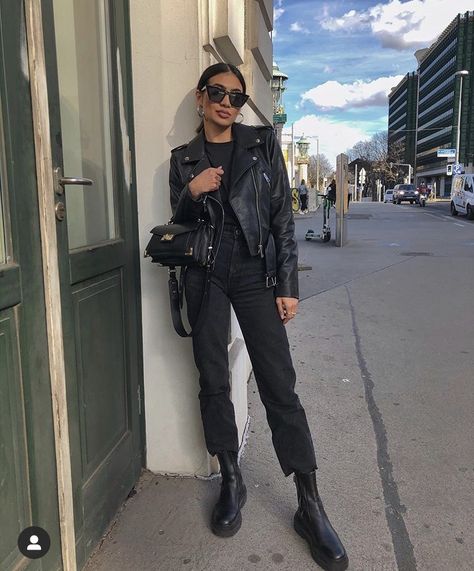 Black Jacket Outfit, Black Denim Midi Skirt, Womens Black Leather Jacket, Looks Pinterest, Black Look, All Black Looks, Leather Jacket Outfits, Streetstyle Fashion, Smart Casual Outfit