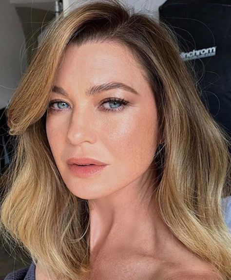 Blonde Hair with Dark Roots is the Latest Hollywood Hair Color Trend Meredith Grey Hair, Greys Anatomy Cast, Derek Shepherd, Hollywood Hair, Ellen Pompeo, Dark Roots Blonde Hair, Meredith Grey, Long Hair With Bangs, New Hair Colors