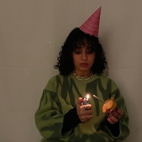 Birthday Instagram Ideas Aesthetic, Birthday Hats Aesthetic, Party Hats Aesthetic, Creepy Birthday Aesthetic, Meaningful Photoshoot, 17 Birthday Picture Ideas, Solo Birthday Aesthetic, Solo Birthday Photoshoot, Solo Birthday Ideas Aesthetic