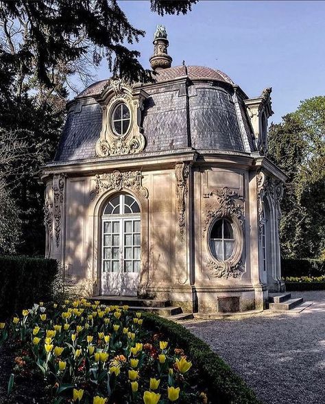 Antique House, French Architecture, Gate House, European Antiques, The Best Is Yet To Come, Rococo Style, Architecture Exterior, Traditional Architecture, Old Building