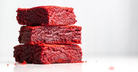 These super simple Red Velvet Brownies use just 3 ingredients, one of which is red velvet cake mix, and they take just a couple minutes to prep and not much longer to bake! Cake Mix Brownies, Cherry Brownies, Velvet Brownies, Red Velvet Flavor, Red Velvet Brownies, Fudgy Brownie Recipe, Best Brownie Recipe, Red Velvet Cake Mix, Melting White Chocolate