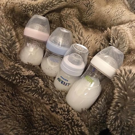 Baby Bottles Aesthetic, Finding Nemo Baby, Best Baby Bottles, Mommy And Baby Pictures, Cute Mixed Babies, Pretty Pregnant, Baby Nursery Neutral, Mommy Goals