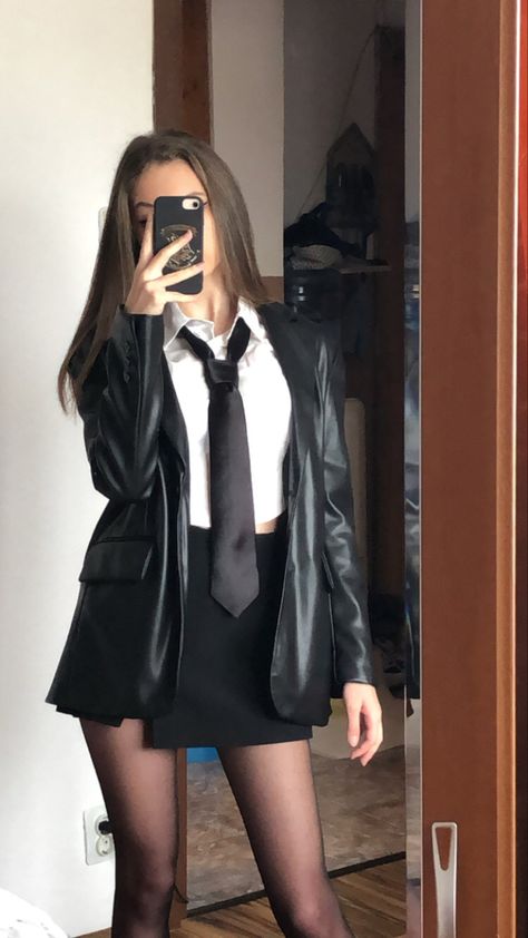 Security Outfit Women, Spy Theme Party Outfit, Fbi Theme Party, Female Outfit With Tie, Fbi Aesthetic Outfit, Detective Costume Ideas, Bodyguard Outfit Female, Cute Spy Costume, Fbi Agent Aesthetic Female Outfit Black