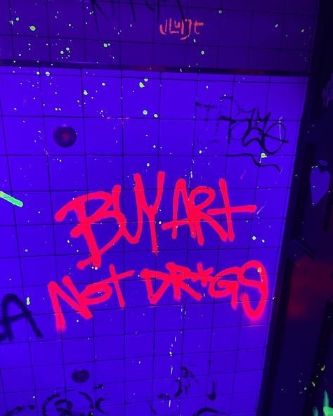 #art #quotes #graffiti #neon #404 Mackenzie Planet, Neon Graffiti Aesthetic, Quotes Graffiti, Neon Graffiti, Iphone Setup, Eyestrain Art, Pink Graffiti, Graffiti Text, Neon City