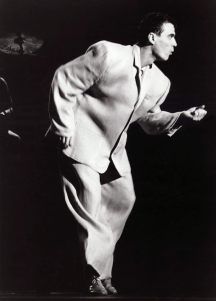 Black and white picture of David Byrne dancing in a boxy oversized suit from the Talking Heads concert film Stop Making Sense Macbeth Characters, Stop Making Sense, David Byrne, Mid Century Illustration, Patti Smith, Talking Heads, Body Poses, Black White Photos, Post Punk