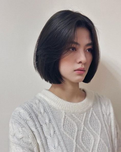 Fine Hair Middle Part, Middle Parting Hairstyles, Bob With Middle Part, Middle Haircut, Middle Part Bob, Middle Hair, Short Hair Cuts For Round Faces, Straight Bob, Middle Part