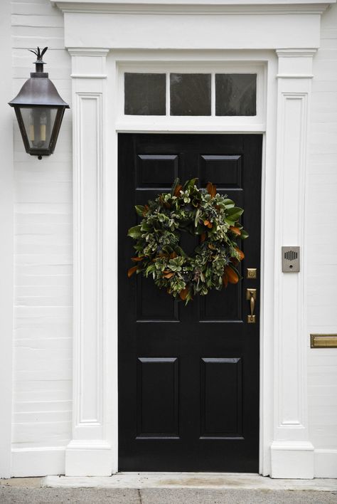 wreath, black door, white trim Black Front Door, Traditional Front Doors, Front Door Paint Colors, Black Front Doors, Door Paint Colors, Painted Front Doors, Black Door, Front Door Colors, Front Door Design