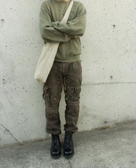 Mossy Outfit Men, Armycore Outfits, Subversive Fashion Men, Apocalyptic Fashion Women, Fashion Women Outfits, Apocalypse Fashion, Zombie Apocalypse Outfit, Dystopian Fashion, Military Aesthetic