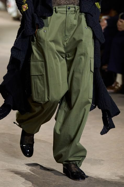 Fashion Week Street Style Winter, Khaki Cargo Pants Outfit, Christian Dior Spring 2023, Dior Spring 2023, Minimalist Street Style, Spring 2023 Ready To Wear, 2023 Ready To Wear Collection, Khaki Cargo Pants, 2023 Ready To Wear