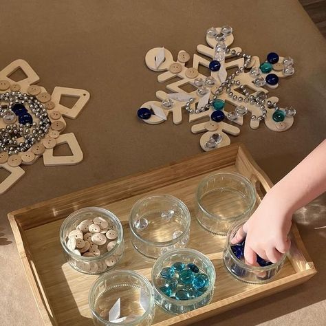 Ashley Marie on Instagram: "Loose Part Snowflakes ❄️  #airdriepreschool #yycpreschool #preschool #reggioinspired #loosepartsplay #loosepartsinvitation #earlychildhoodeducator #earlychildhoodeducation" Winter Loose Parts, Winter Provocations, Provocations Reggio, Loose Part, Daycare Curriculum, January Activities, Preschool Winter, Thema Winter, Reggio Inspired