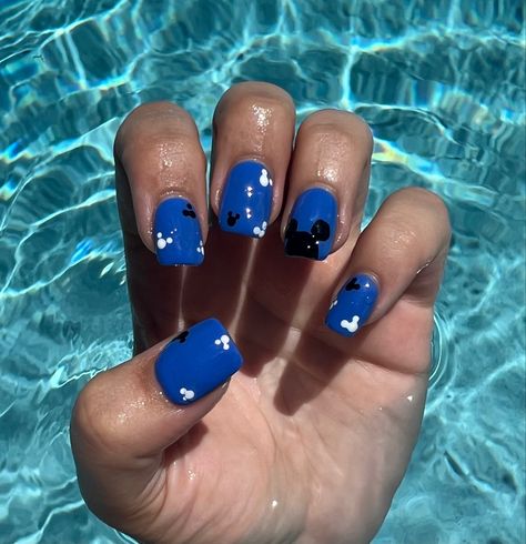 #disneynail #disneynails #disneycruisenails #disneynaildesigns Disney Cruise Nail Ideas, Disney Cruise Nails Design, Blue Disney Nails, Disney Cruise Nails, Summer Disney Nails, Mouse Nails, Disney Nail Designs, Man Hands, Minnie Mouse Nails