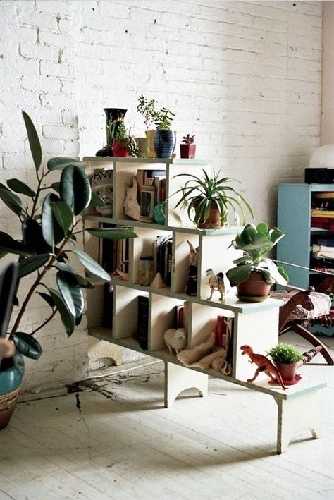 6 Masculine-Friendly Ways to Incorporate Indoor Plants into Your Home Room Divider Ideas Diy, Studio Apartment Room Divider, New Yorker Loft, Bookshelves Ideas, Lots Of Plants, Diy Room Divider, Small Studio Apartment, Decor Studio, Studio Room